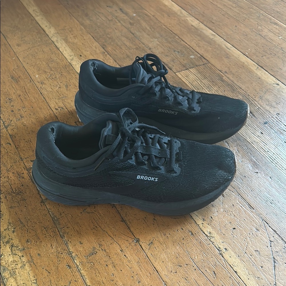 Brooks Womens 9 Black Running Athletic Tennis Shoes